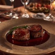 PLATILLO DE MEDALLONES DE RES CON VINO TINTO Y SALSA INGLESA, EN UN RESTAURANTE CELEBRANDO SAN VALENTIN MEDALLNES DE RES CON VINO TINTO Y SALSA INGLESA